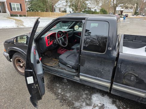 Used 2003 Chevrolet S10 Pickup LS image 10