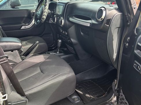 Used 2018 Jeep Wrangler Unlimited Sahara AWD/4WD image 19