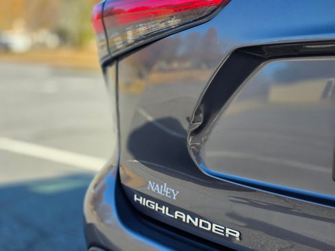 Used 2021 Toyota Highlander XLE image 4