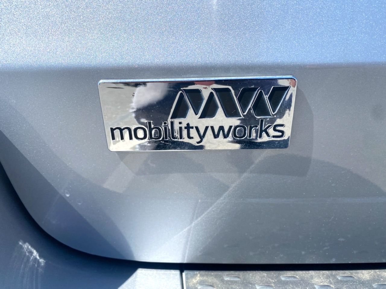 Used 2015 Dodge Grand Caravan SXT w/ UConnect Hands-Free Group FWD image 2