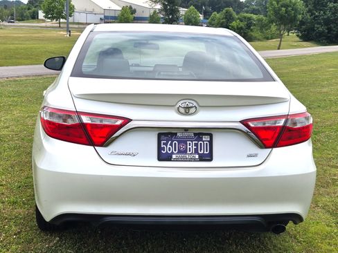 Used 2015 Toyota Camry SE FWD image 5
