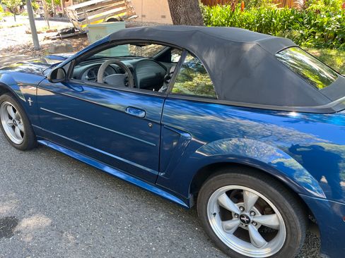 Used 2000 Ford Mustang Convertible RWD image 4