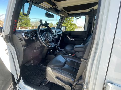 Used 2015 Jeep Wrangler Unlimited Rubicon w/ Connectivity Group image 11