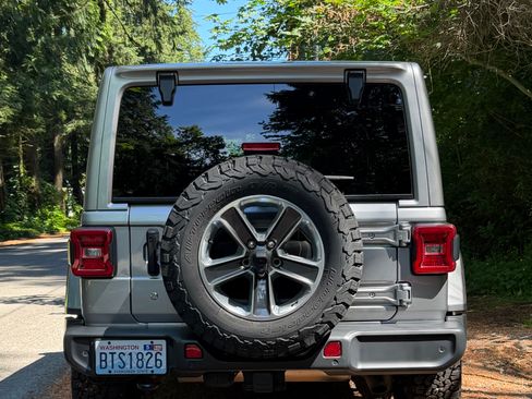 Used 2020 Jeep Wrangler Unlimited Sahara AWD/4WD image 4