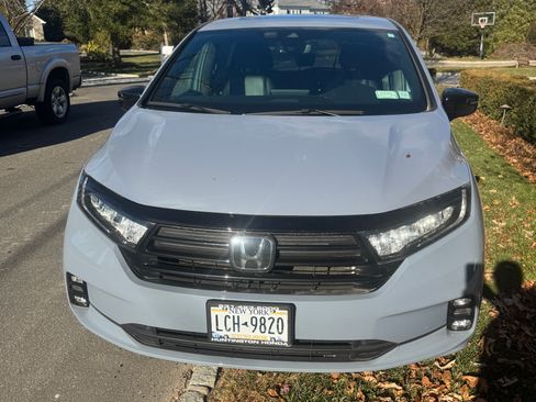 Used 2023 Honda Odyssey Sport image 2