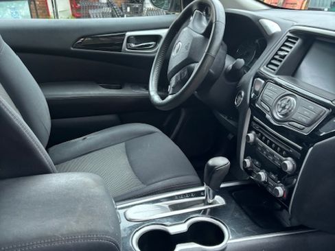 Used 2017 Nissan Pathfinder SV image 4