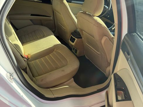 Used 2015 Ford Fusion SE image 12