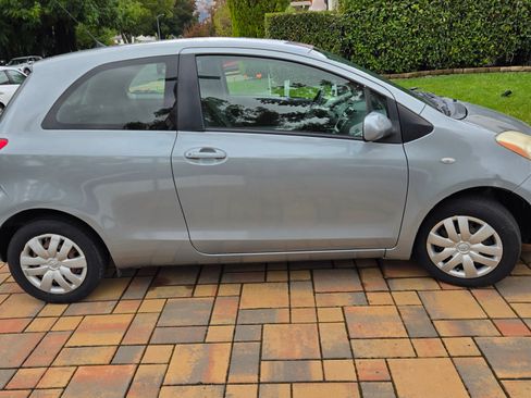 Used 2009 Toyota Yaris 2-Door Hatchback image 2