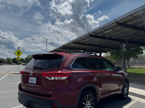 Used 2017 Toyota Highlander SE FWD image 5
