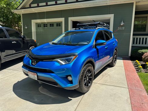 Used 2018 Toyota RAV4 XLE AWD/4WD image 1