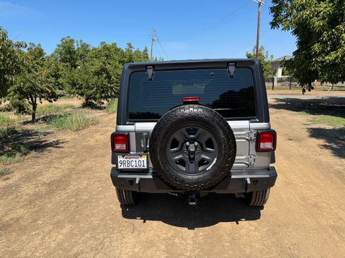 Used 2018 Jeep Wrangler Unlimited Sport image 4