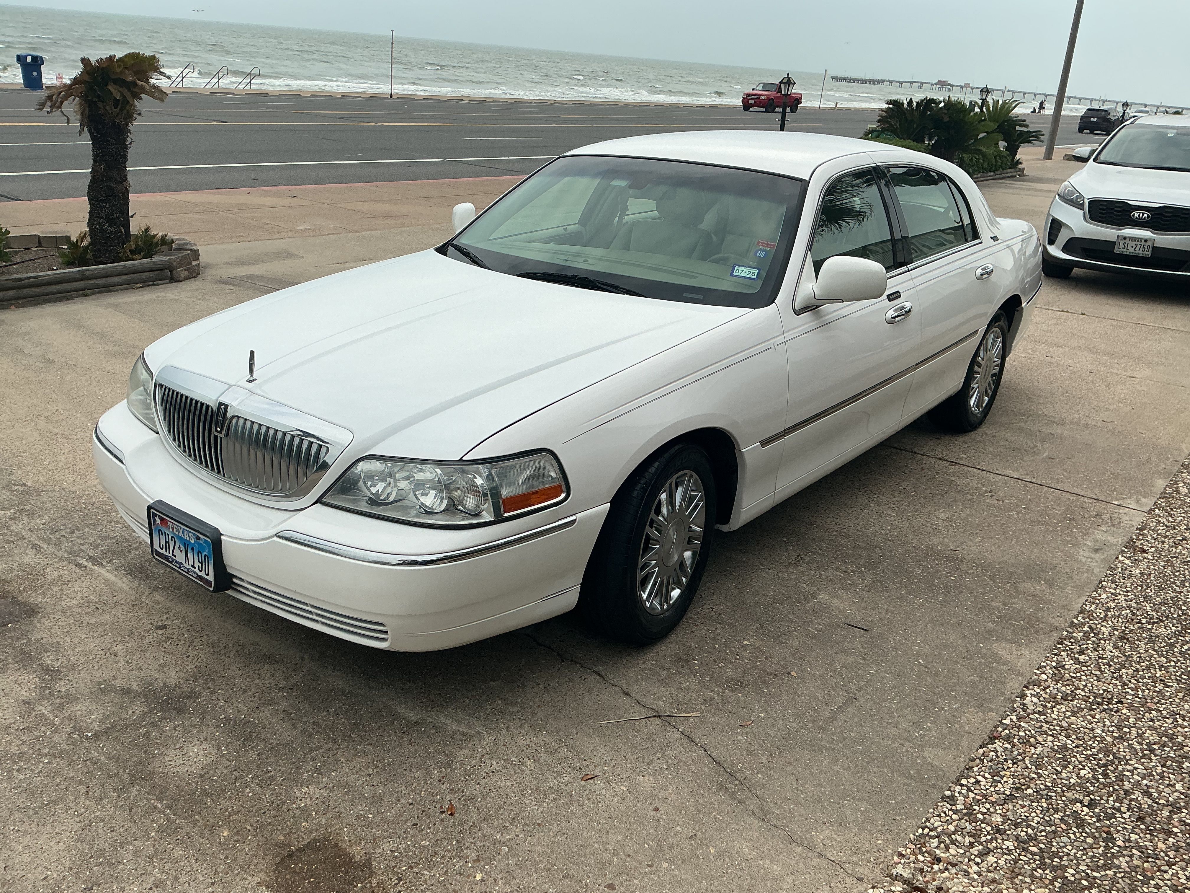 Used 2009 Lincoln Town Car Signature Limited RWD image 4