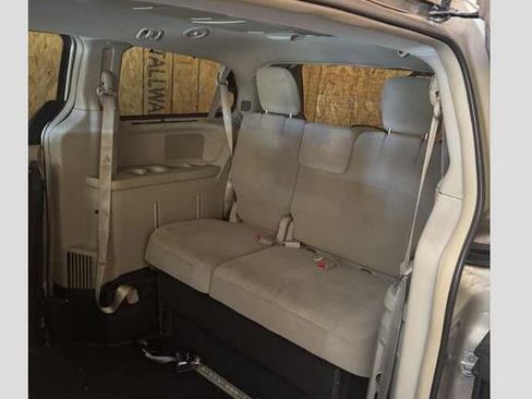 Used 2013 Chrysler Town & Country Touring image 9