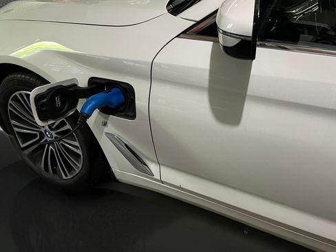 Used 2018 BMW 530e image 11