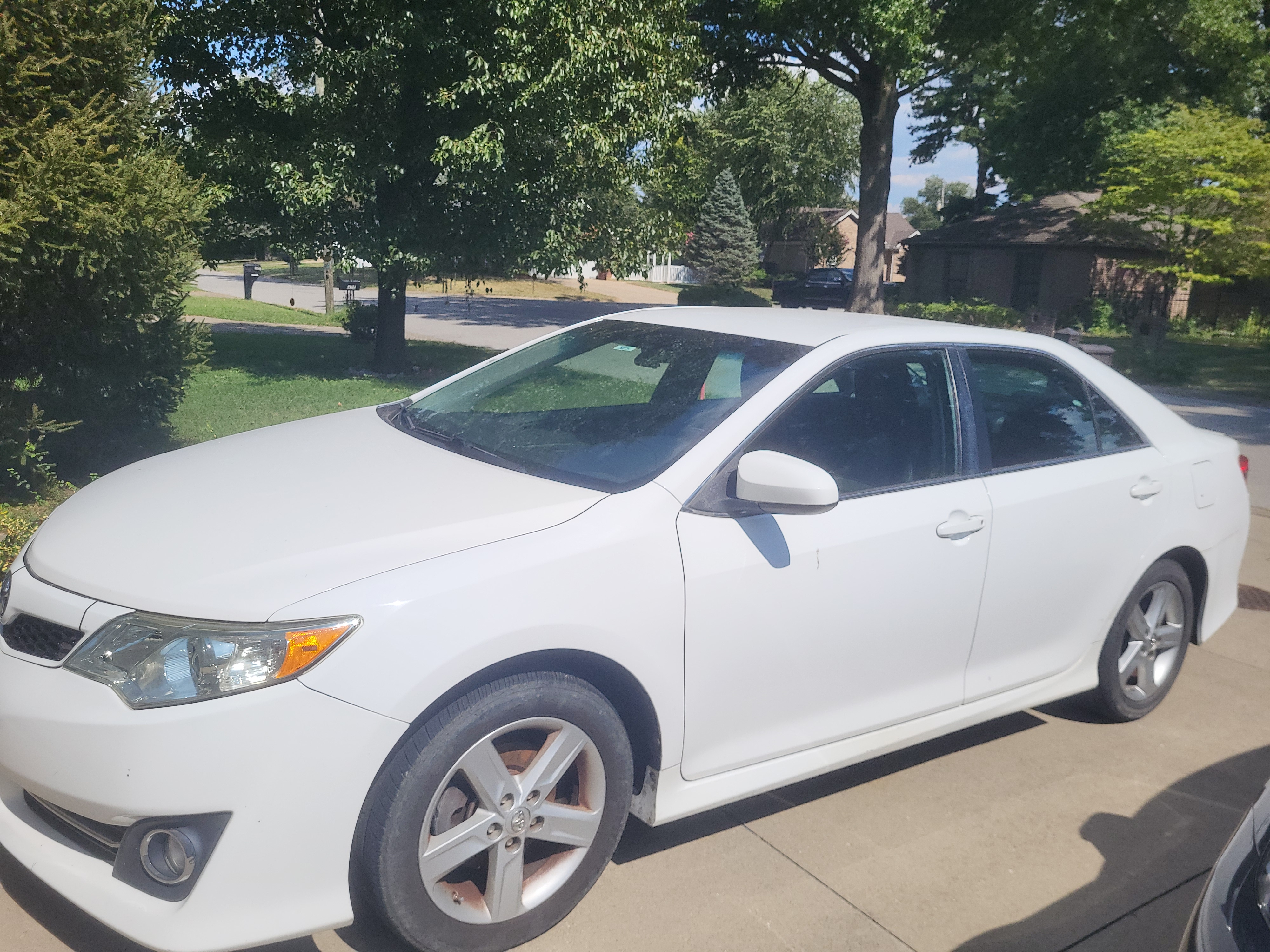 Used 2014 Toyota Camry SE FWD image 11