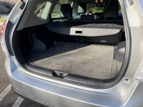 Used 2017 Toyota Prius V Four w/ Carpet Mat Package FWD image 10