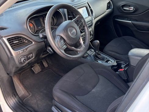 Used 2019 Jeep Cherokee Latitude w/ Popular Appearance Group image 9