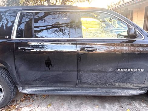 Used 2019 Chevrolet Suburban LT image 1