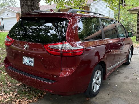 Used 2020 Toyota Sienna LE image 5