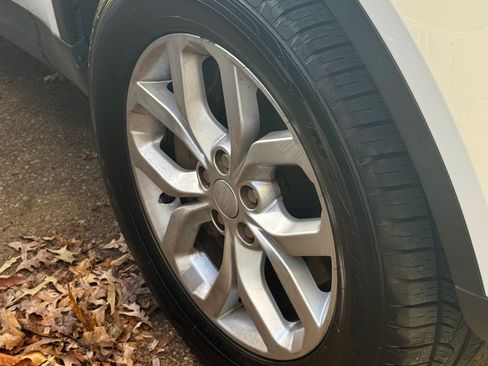 Used 2018 Land Rover Discovery SE image 10