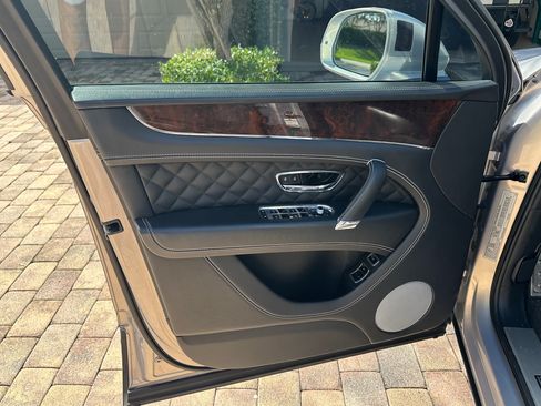 Used 2018 Bentley Bentayga image 12