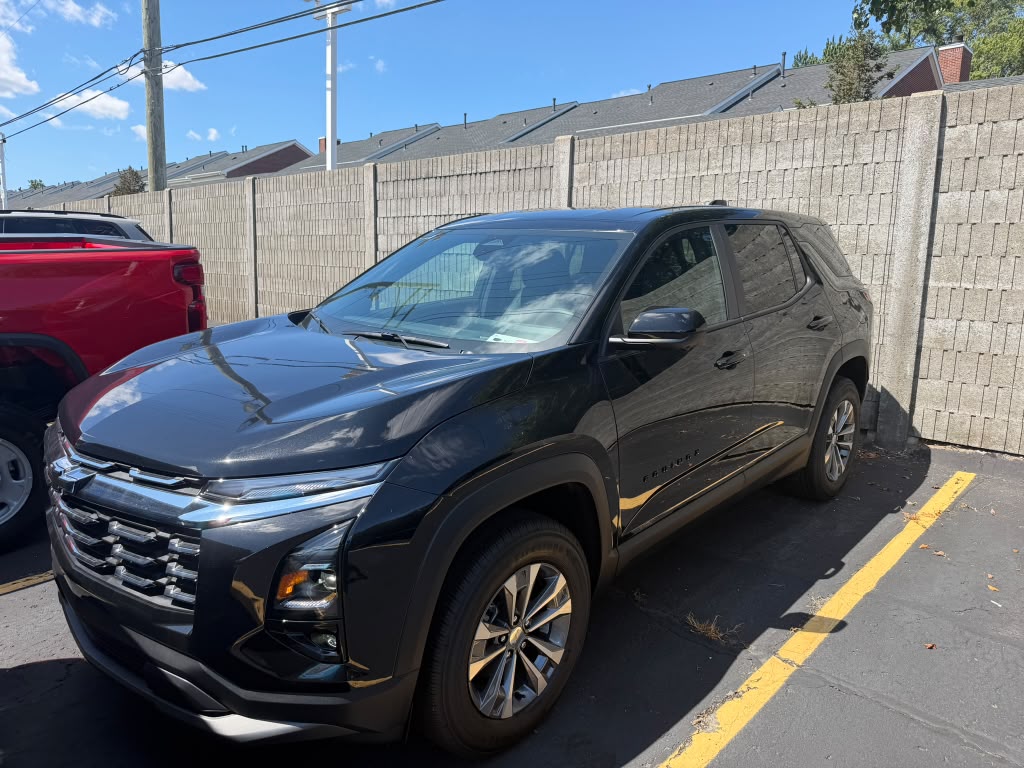 Used 2026 Chevrolet Equinox LT w/ Convenience Package II FWD image 2