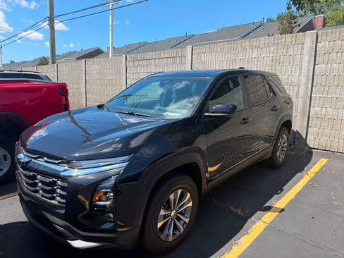 Used 2026 Chevrolet Equinox LT w/ Convenience Package II FWD image 2