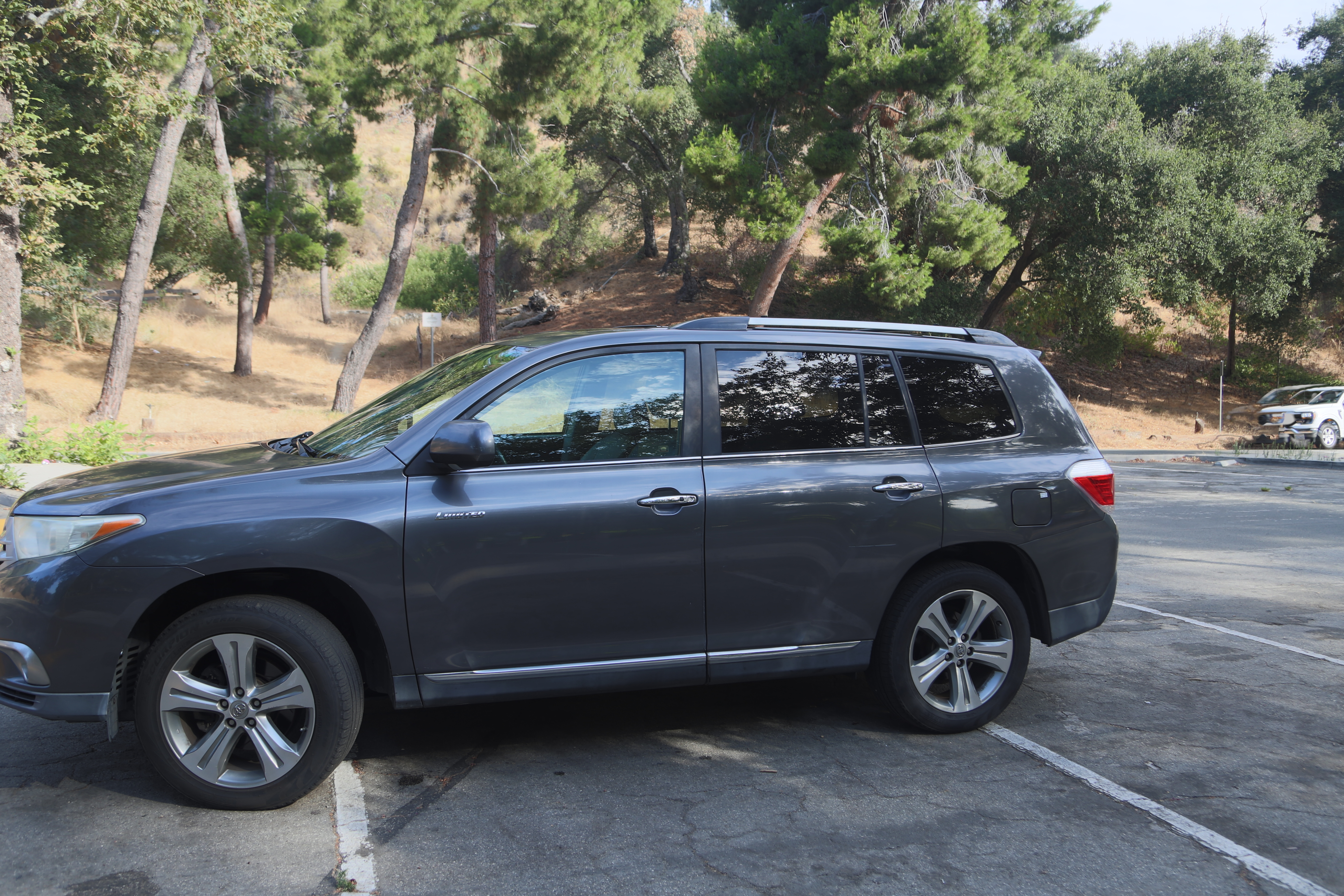 Used 2011 Toyota Highlander Limited w/ Tow Pkg FWD image 2