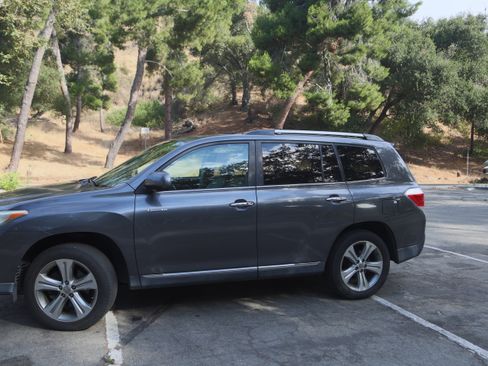 Used 2011 Toyota Highlander Limited w/ Tow Pkg FWD image 2