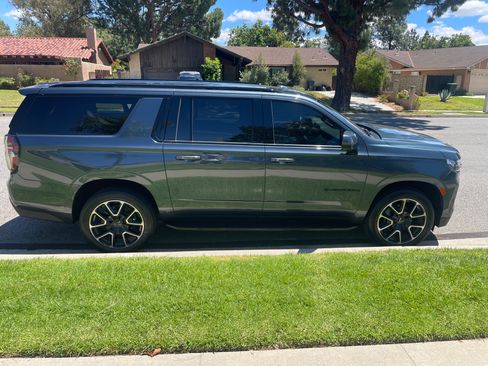 Used 2021 Chevrolet Suburban RST RWD image 1