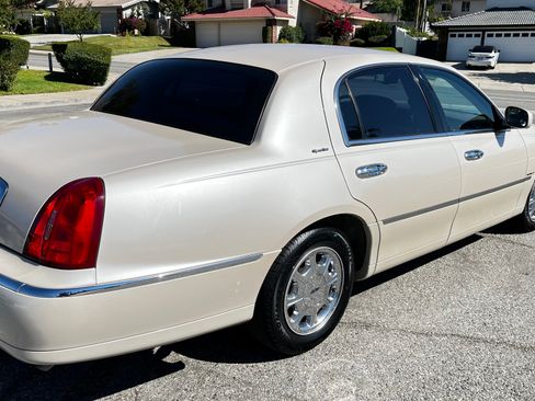 Used 2001 Lincoln Town Car Signature image 4