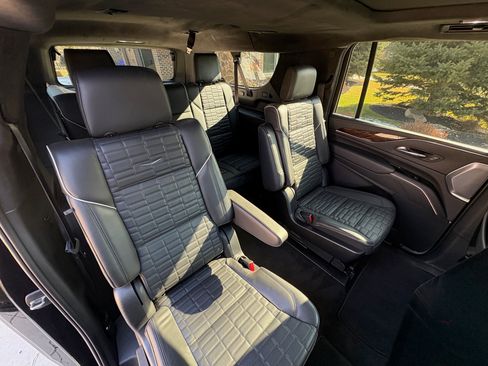 Used 2022 Cadillac Escalade ESV Premium Luxury Platinum image 23