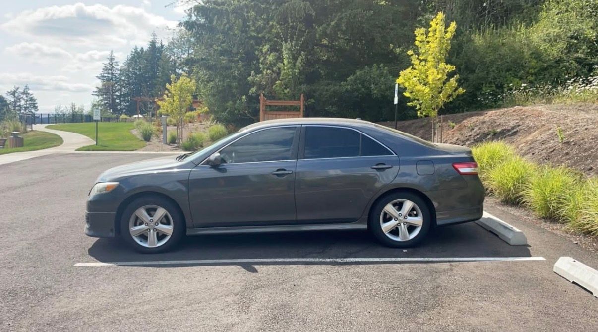Used 2010 Toyota Camry SE FWD image 5