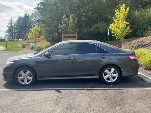 Used 2010 Toyota Camry SE FWD image 5
