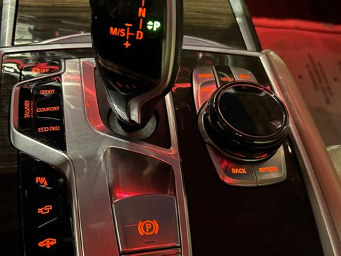 Used 2017 BMW 740i xDrive image 2