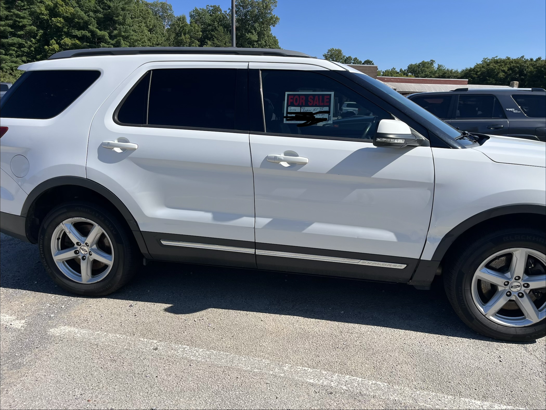 Used 2016 Ford Explorer XLT w/ Equipment Group 202A AWD/4WD image 1