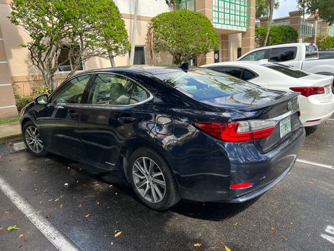 Used 2016 Lexus ES 300h w/ Premium Package w/Wood Trim FWD image 5