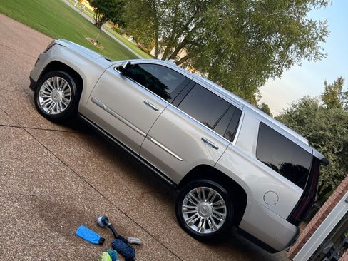 Used 2019 Cadillac Escalade Platinum image 9