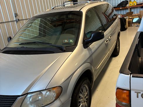 Used 2003 Chrysler Town & Country Limited image 2