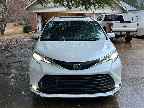 Used 2021 Toyota Sienna XLE image 4