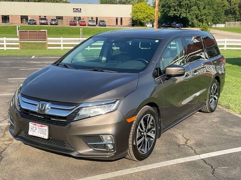 Used 2018 Honda Odyssey Elite image 2