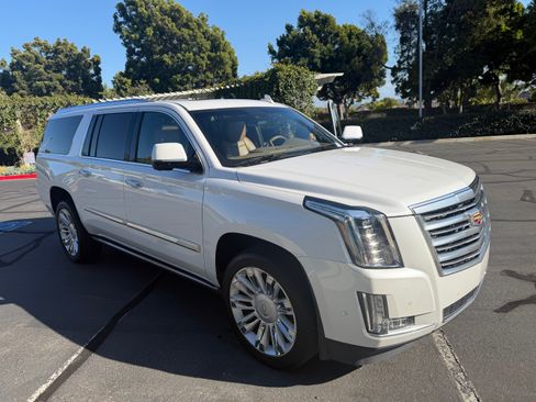 Used 2017 Cadillac Escalade ESV Platinum AWD/4WD image 18