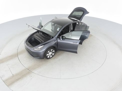 Used 2023 Tesla Model Y Long Range image 2