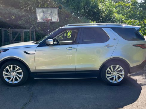 Used 2017 Land Rover Discovery HSE image 2