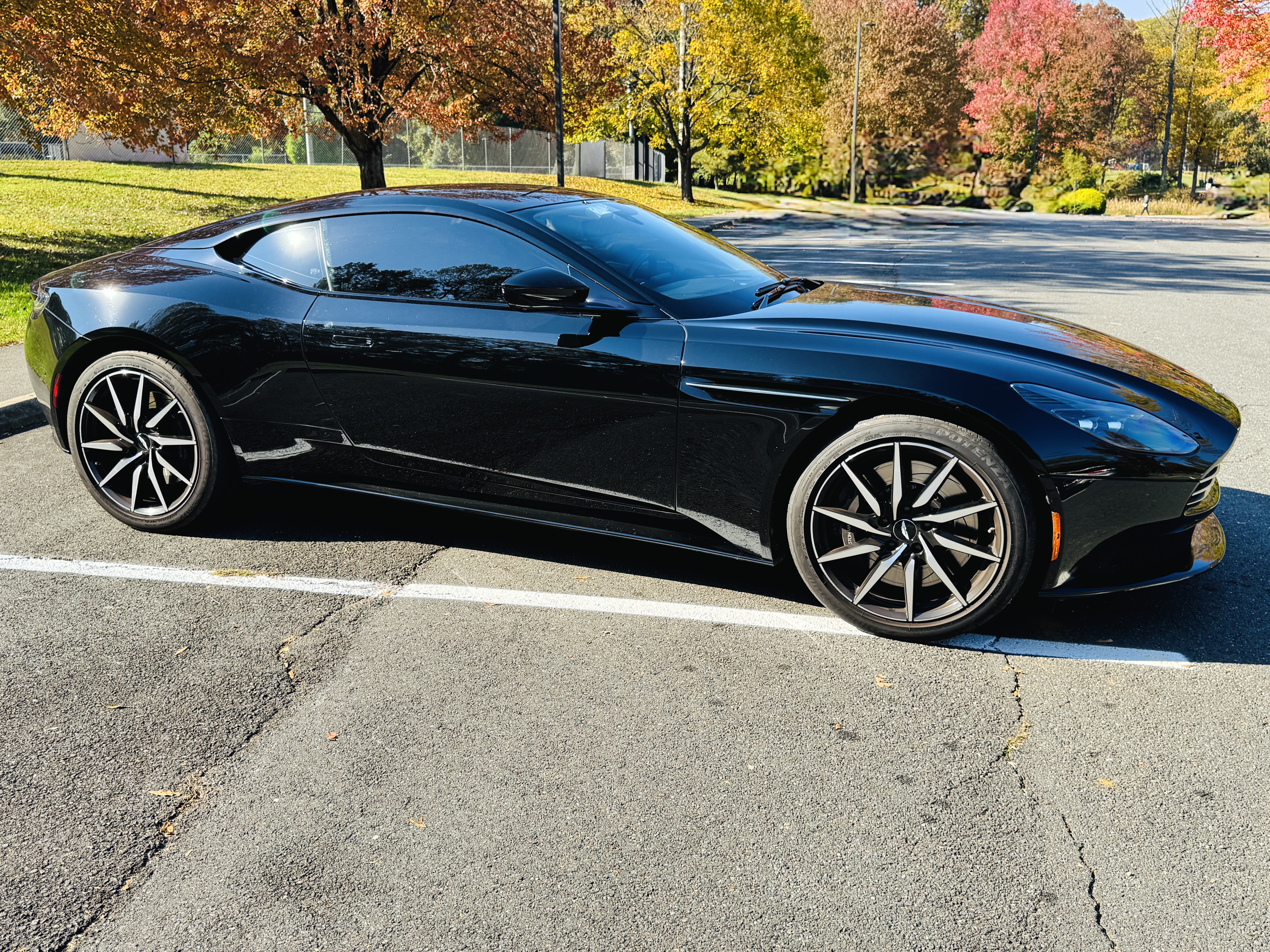 Used 2018 Aston Martin DB11 Coupe RWD image 2