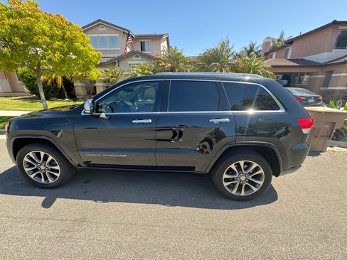 Used 2017 Jeep Grand Cherokee Overland w/ Jeep Active Safety Group AWD/4WD image 2