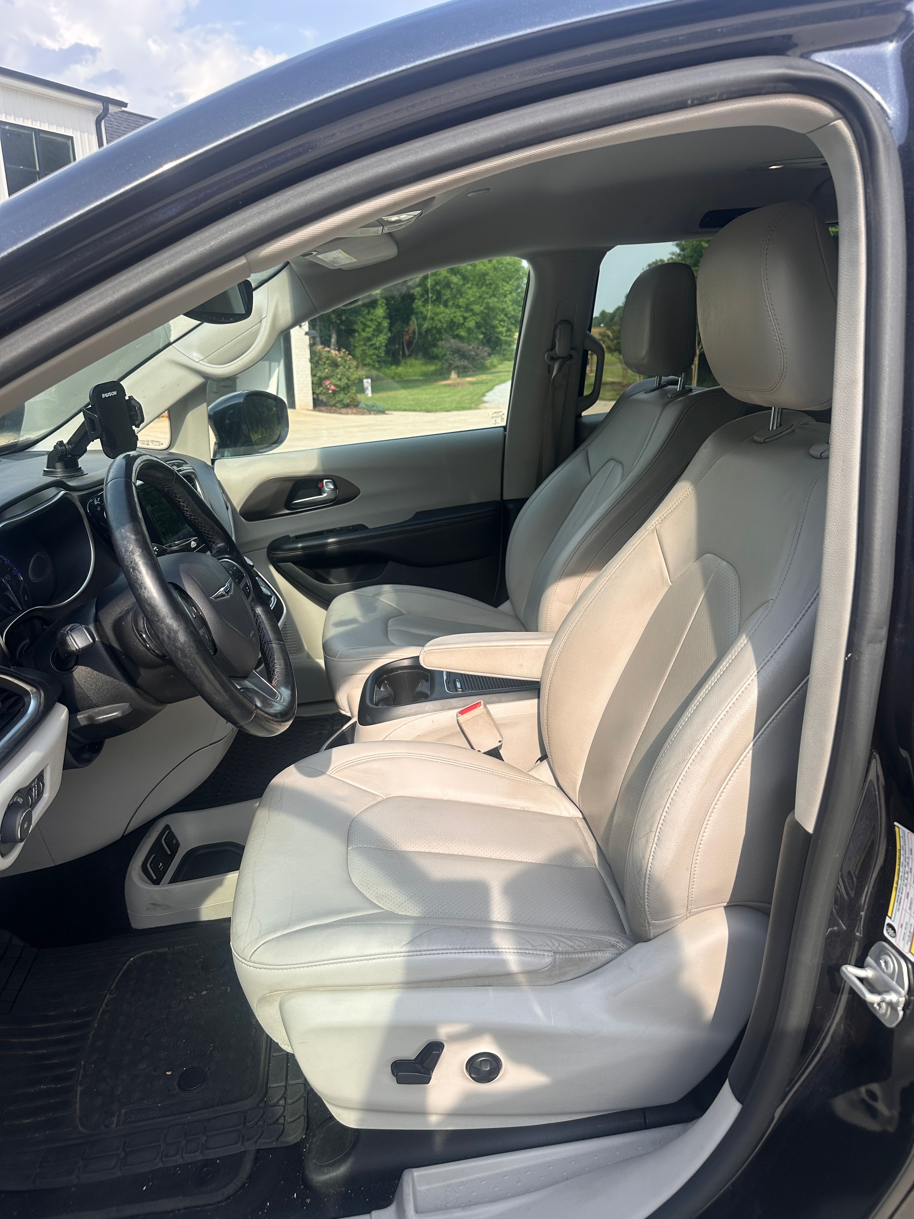 Used 2019 Chrysler Pacifica Touring-L Plus w/ Advanced Safetytec Group FWD image 4