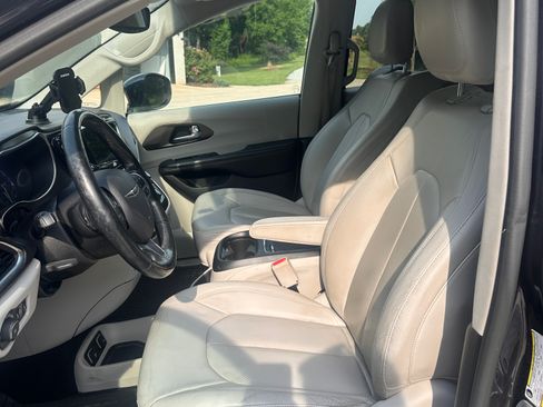 Used 2019 Chrysler Pacifica Touring-L Plus w/ Advanced Safetytec Group FWD image 4