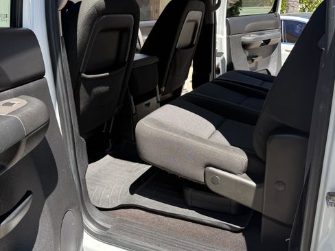 Used 2011 GMC Sierra 2500 SLE w/ SLE Preferred Package AWD/4WD image 17