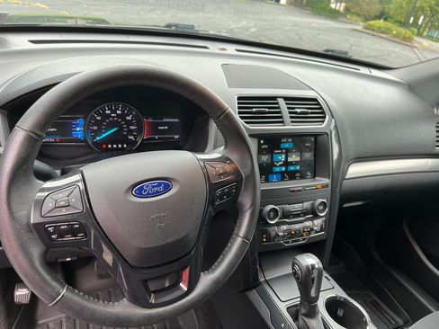 Used 2018 Ford Explorer XLT w/ Equipment Group 201A AWD/4WD image 19